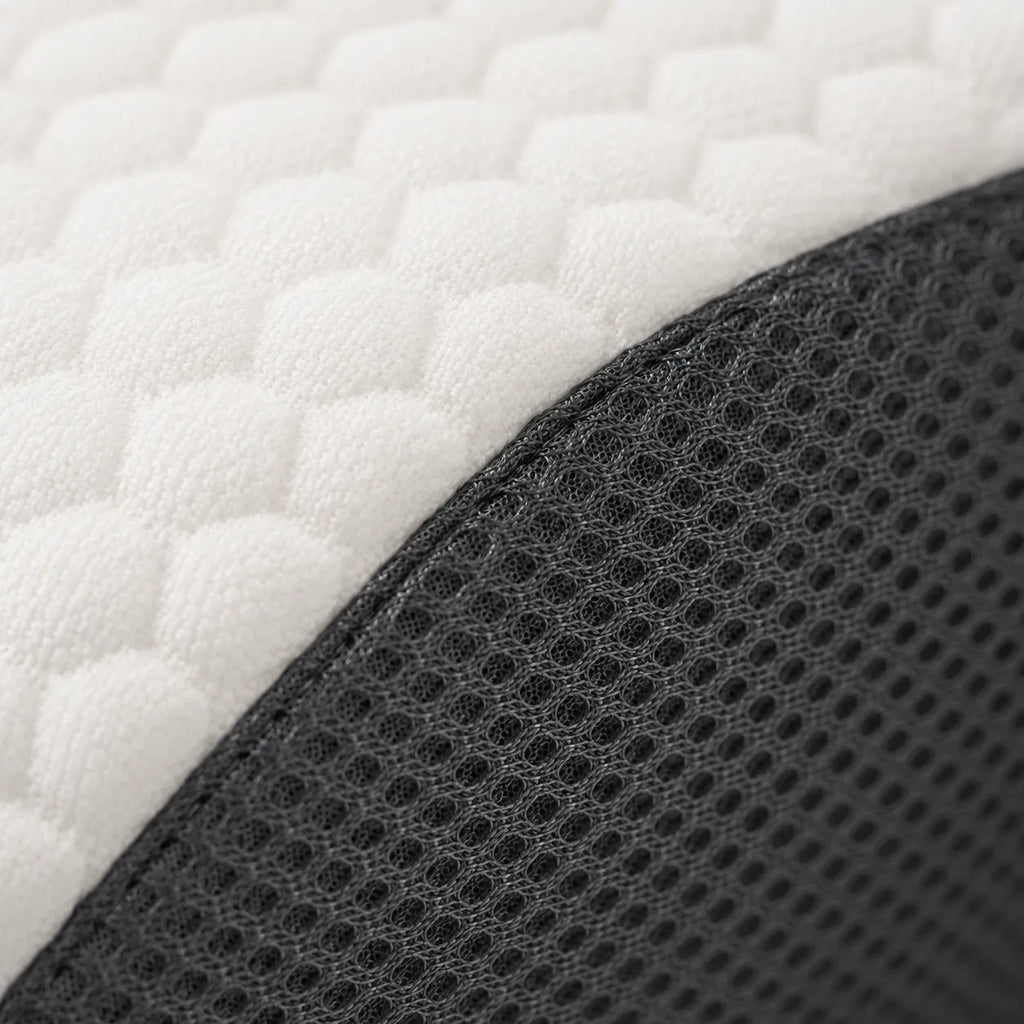 Detaliu husa perna ergonomica: tricot alb tip fagure, laterala gri 3D respirabila si fermoar