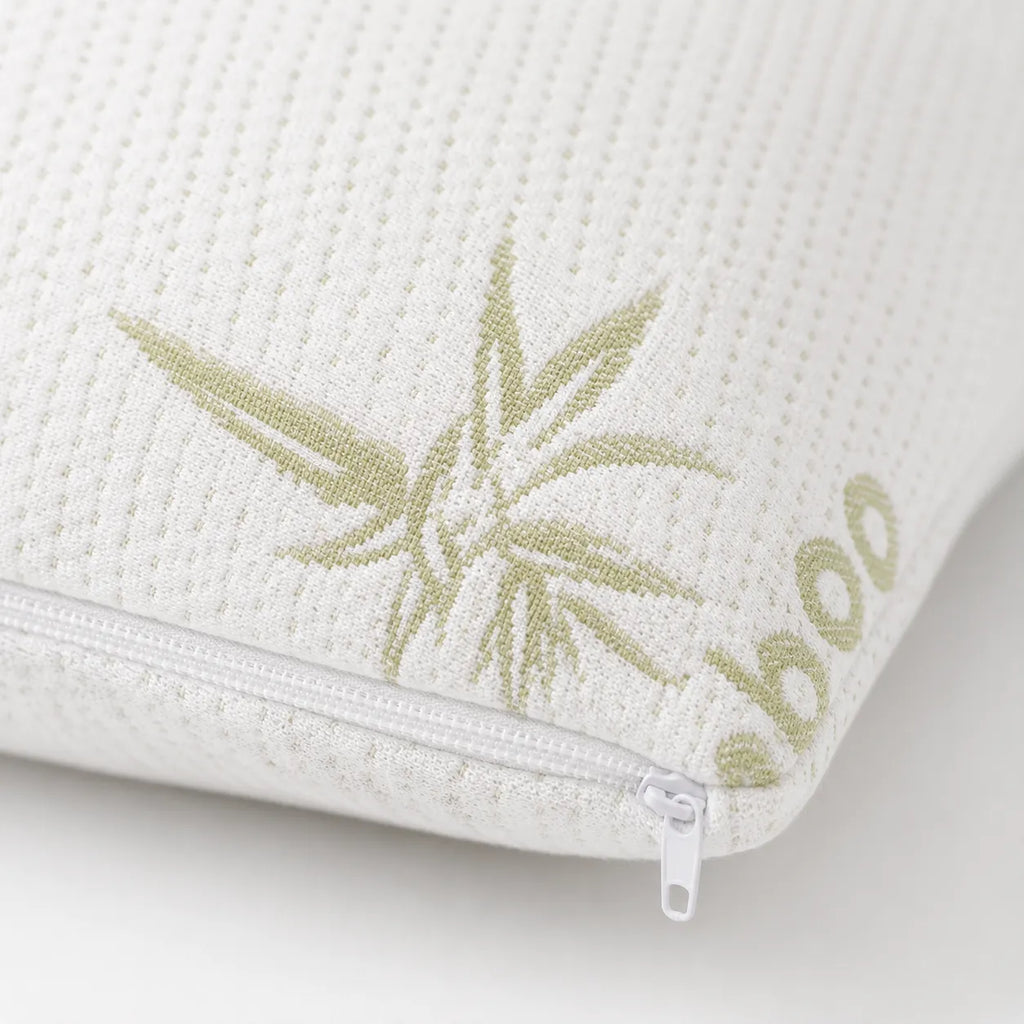 Detaliu husa bambus perna: tricot alb cu textura fina, model frunze verzi si fermoar