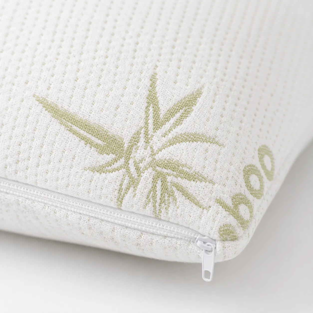 Detaliu husa bambus perna: tricot alb cu textura fina, model frunze verzi si fermoar