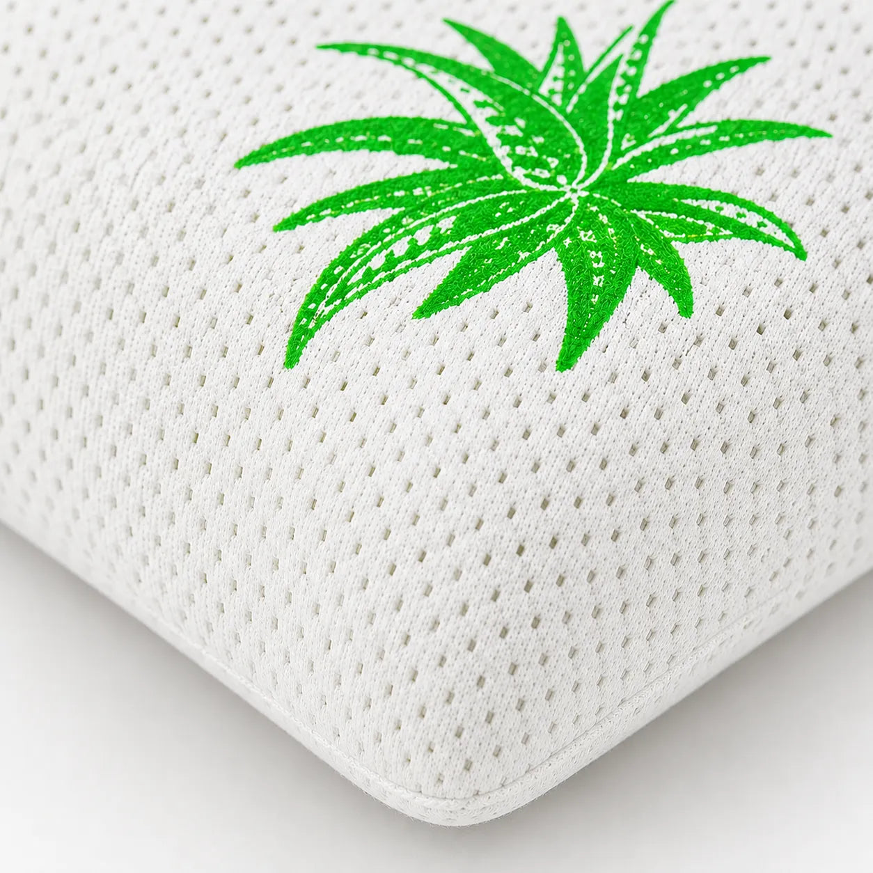 Detaliu husa Aloe Vera perna: tricot alb cu textura fina, model verde viu si fermoar