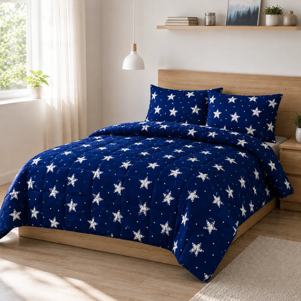 Set pilota si perne Galaxy cu stele albe aranjate pe un pat intr-un dormitor modern