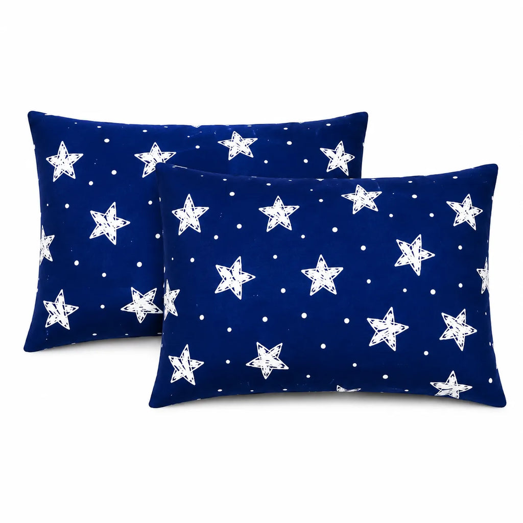Doua perne 50x70 Galaxy cu stele albe pe fundal bleumarin, vazute frontal