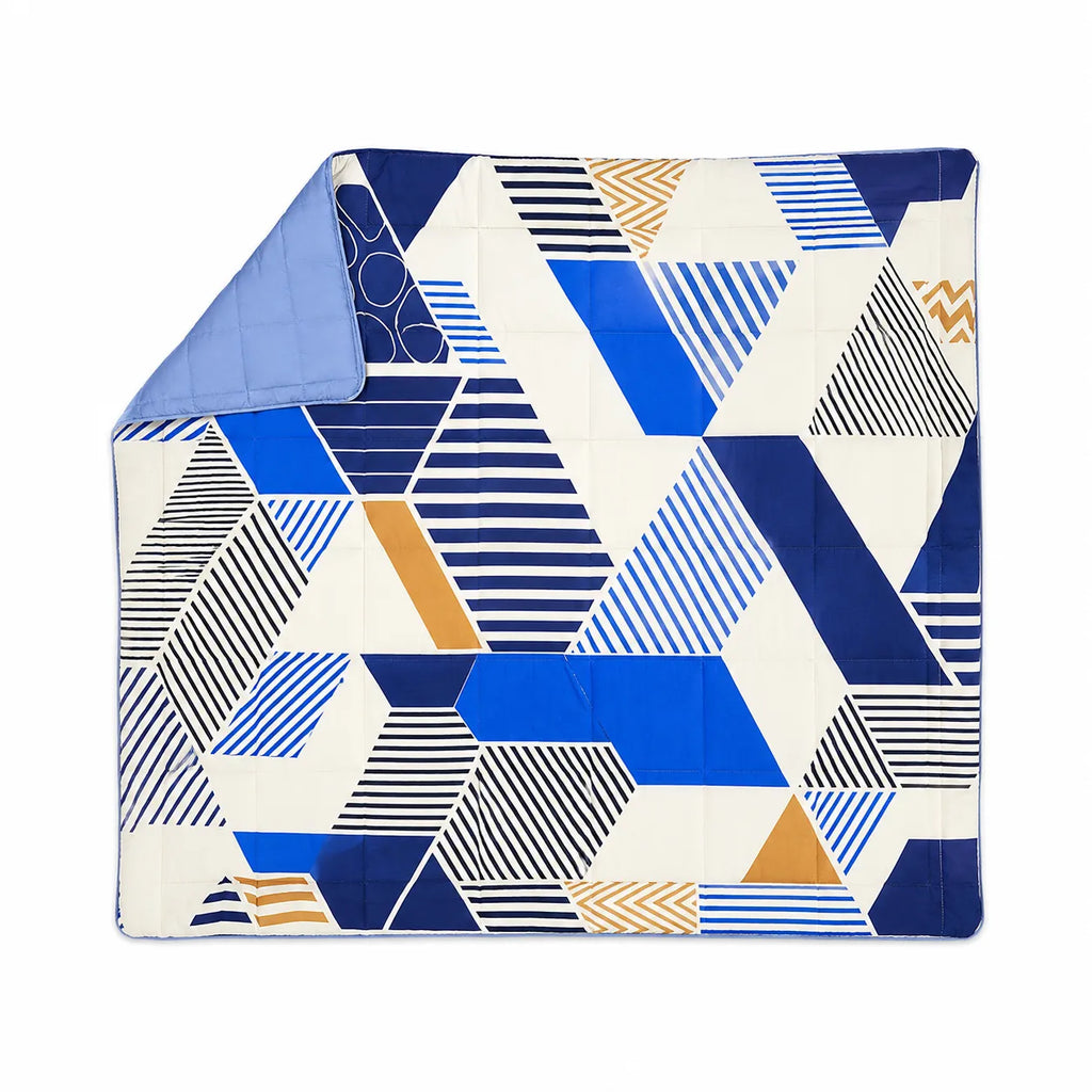 Pilota matlasata Safir cu imprimeu geometric albastru si ocru, intinsa cu un colt indoit