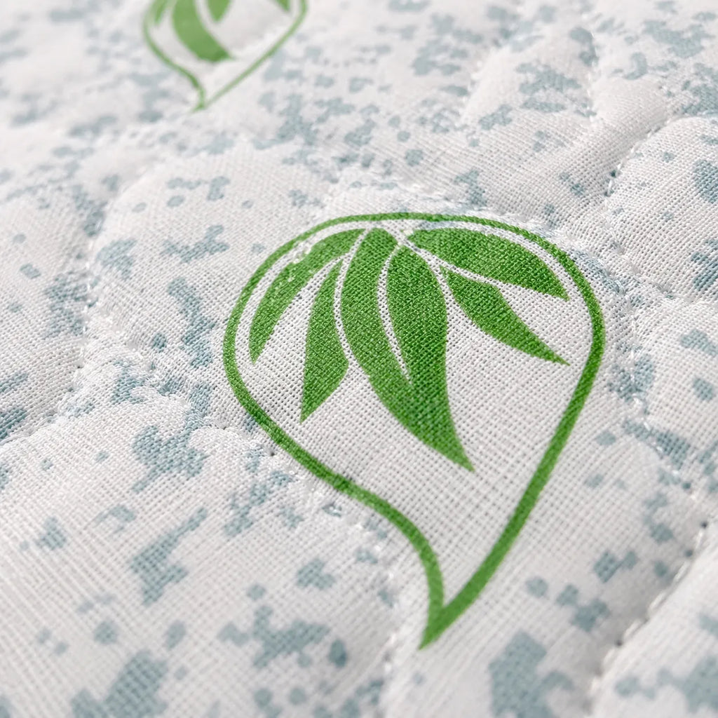 Detaliu husa topper Aloe Vera: microfibra matlasata cu motiv frunza verde si cusaturi