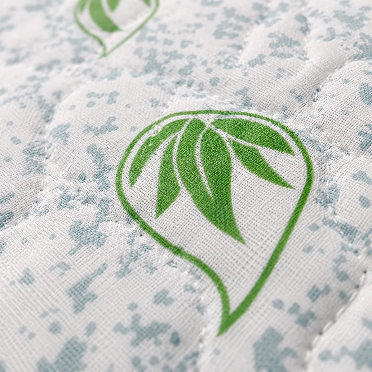 Detaliu husa topper Aloe Vera: microfibra matlasata cu motiv frunza verde si cusaturi