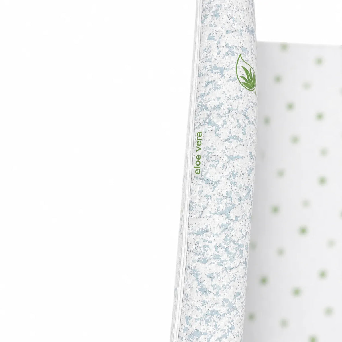 Topper saltea Aloe Vera rulat, vedere laterala cu husa detasabila si text aloe vera, grosime subtire
