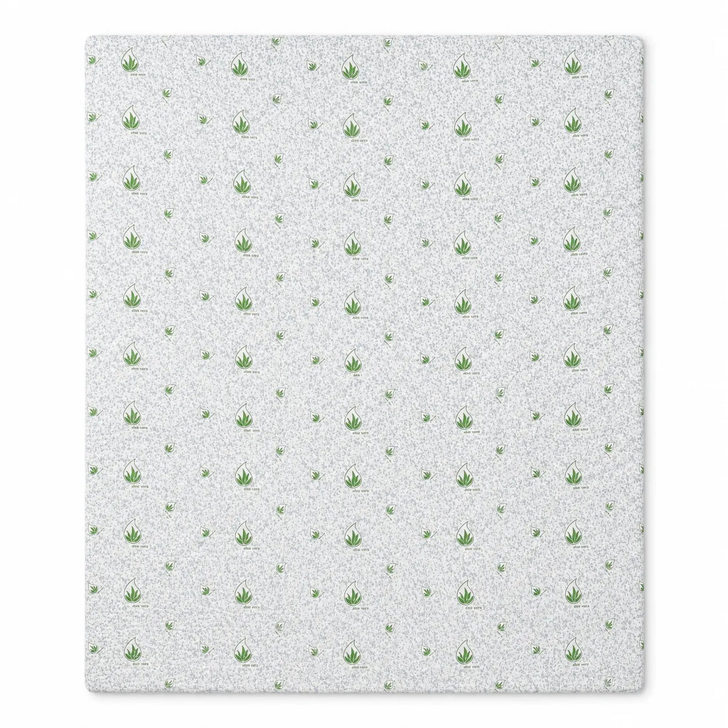 Topper saltea memory foam cu husa Aloe Vera, vedere de sus, imprimeu frunze verzi pe fundal alb-gri melanj