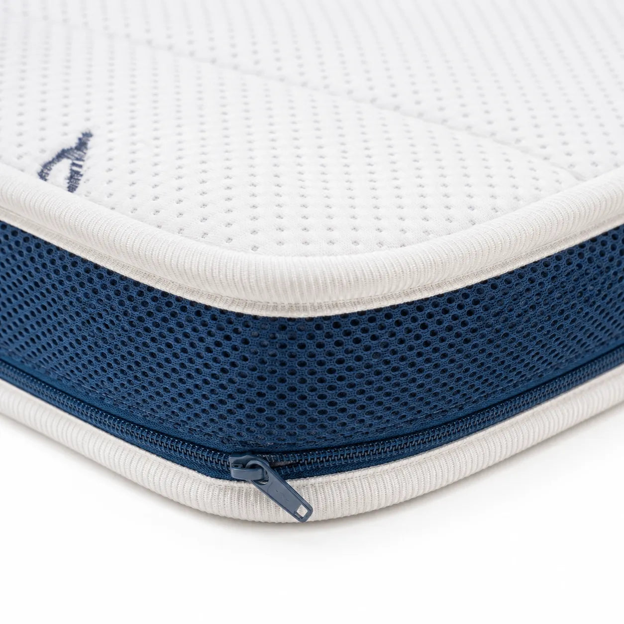 Detaliu laterala 3D mesh ventilata si fermoar husa topper
